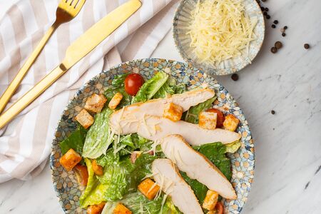 Салат Цезарь с курицей