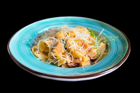 Паста с курицей и вялеными томатами