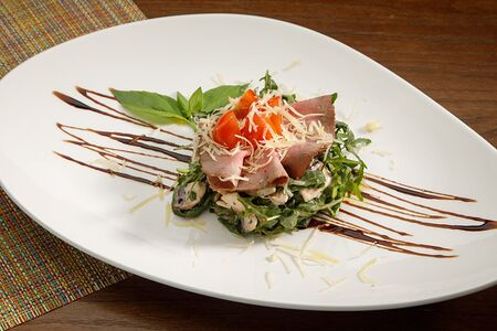 Салат с запеченной телятиной и трюфельным маслом