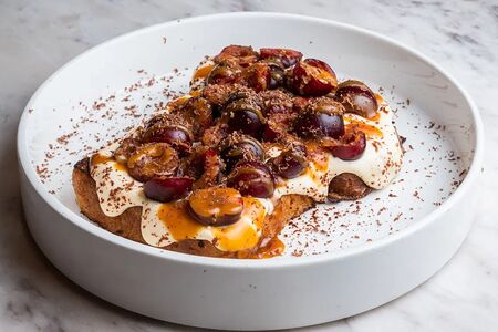 Френч-тост с черешней, карамелью и сливочным кремом