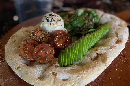 Завтрак-конструктор на лепёшке из печи