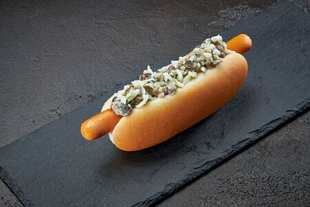 Парижский хот-дог с сосиской чикен гриль