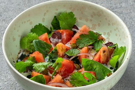 Салат со страчаттелой, спелыми томатами и трюфельным понзу