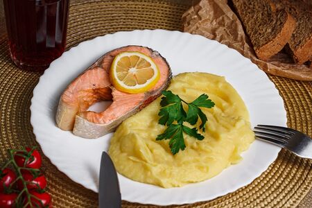 Стейк из форели на пару