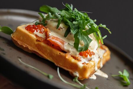 Вафля с лососем и яйцом пашот