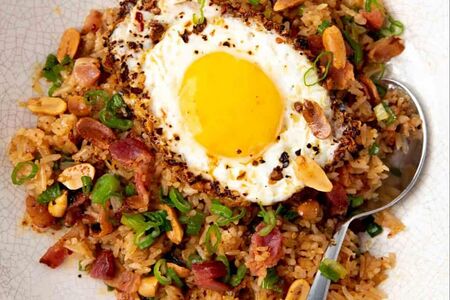 Рис, жаренный с беконом и яйцом