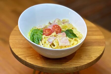 Паста карбонара с беконом и сливочным соусом