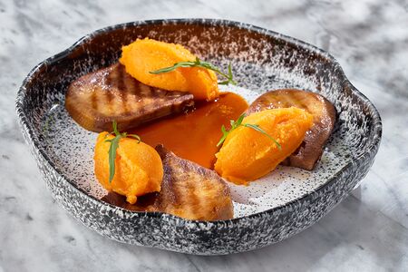 Говяжий язык с перечным соусом и морковным муссом