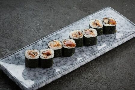 Маки с угрем