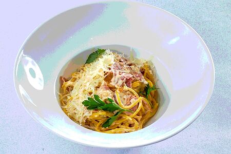 Спагетти с пармской ветчиной, сливками, белым вином и пармезаном