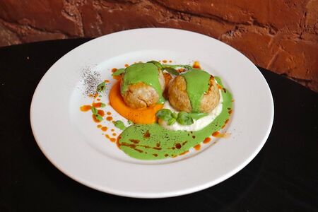 Котлетки из индейки на овощном пюре с соусом из тархуна