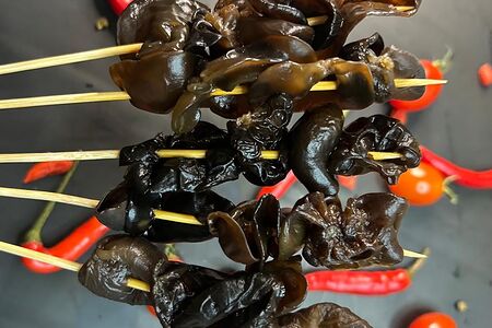 Мини-шашлычки с древесными чёрными грибами