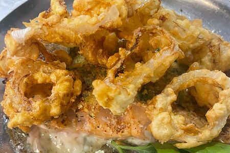 Горбуша в хрустящей корочке с луковыми кольцами