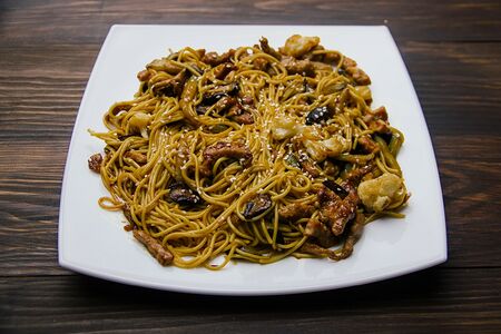 Яичная лапша со свининой