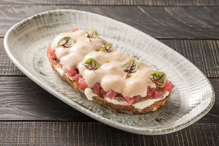 Брускетта с тунцом, страчателлой и копченым соусом тоннато