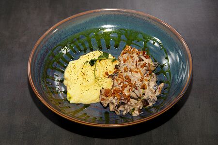 Сливочная телятина с картофельным пюре и грибами