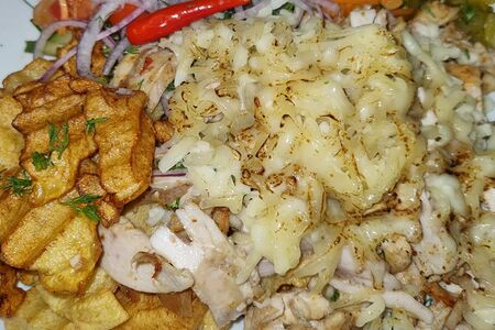 Фирменная шаверма на тарелке с моцареллой