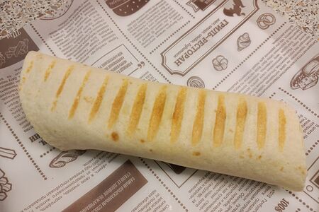 Сэндвич-ролл с креветками в тортильи