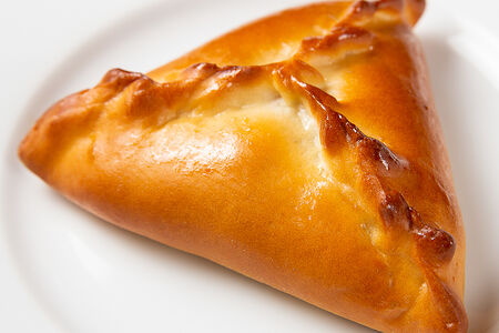 Пирожок с яблоком и брусникой