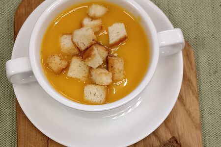 Крем-суп тыквенный с чесночными сухариками