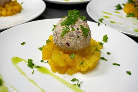 Тунец на персике