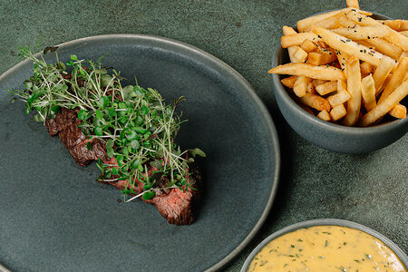 Стейк-фрит и соус беарнез