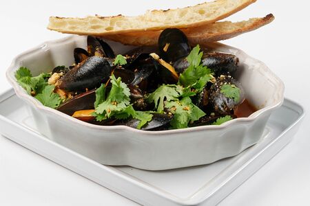 Черноморские мидии в соусе том ям