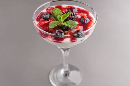 Йогурт с лесными ягодами