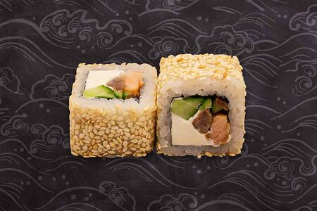 Ролл с жареным лососем