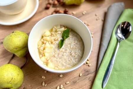 Каша Томленая груша на меду с кедровыми орешками