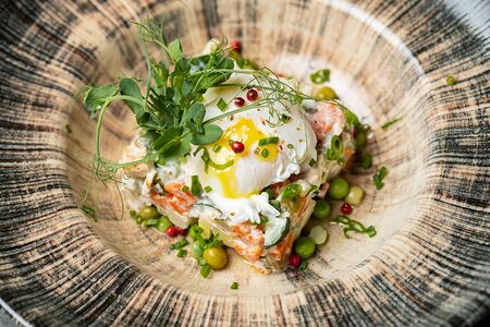 Оливье с курицей и яйцом пашот