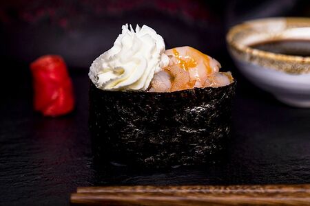 Суши сырная креветка