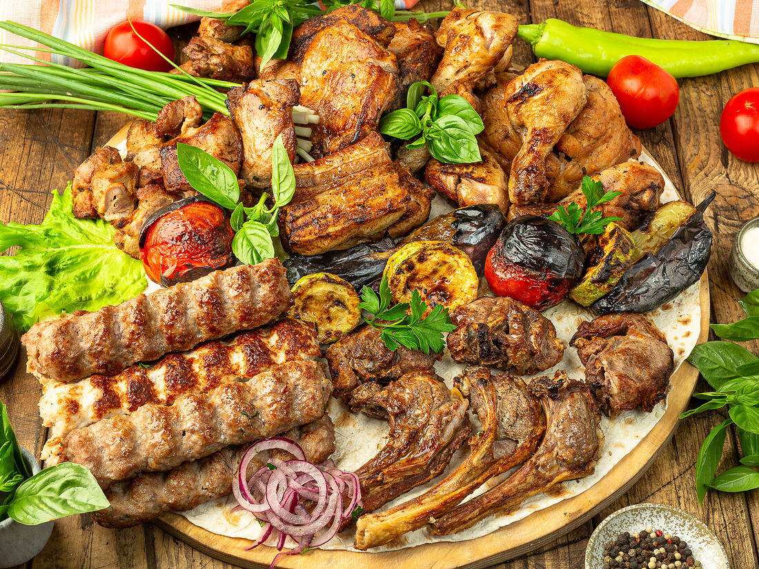 Шашлык елец 9 декабря. Дом шашлыка меню. Чайхана инжир дмитровская. Дом шашлыка меню. Красивый шашлык.