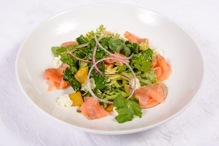 Салат с лососем и сливочно-творожным сыром