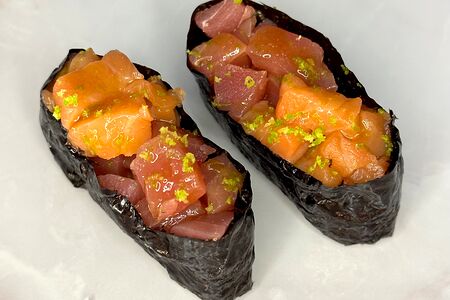 Гунканы микс тунца и лосося с цитрусовым соусом
