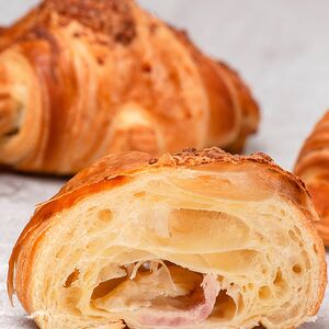 Свежеиспеченный круассан с ветчиной и сыром