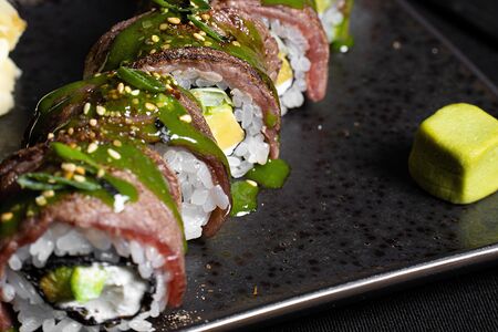 Ролл с мраморной говядиной и соусом лакто-чили