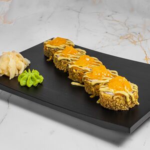 Темпура-ролл с лососем креветкой и манго