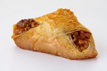 Сливочный рулет с грецкими орехами