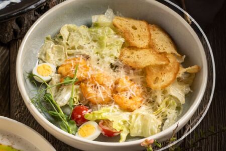 Салат Цезарь с креветками