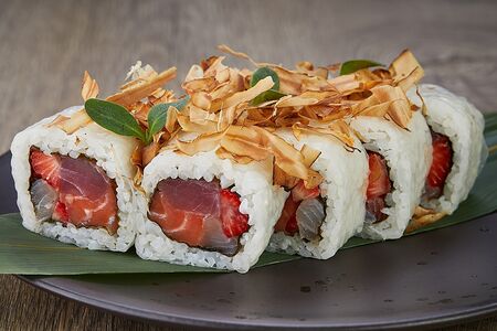 Ролл №30 с лососем, тунцом yellowfin и морским окунем