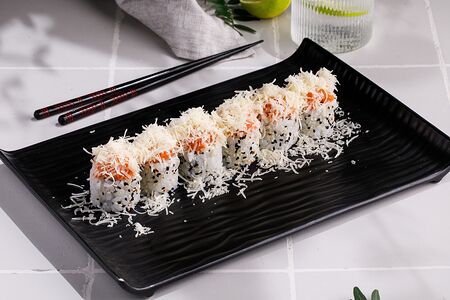 Ролл с лососем и пармезаном