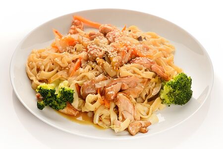 Лапша вок с курицей и соусом острый чили