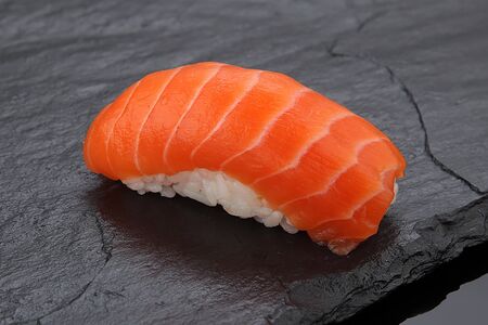 Суши с лососем