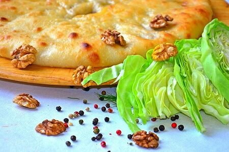 Осетинский пирог с капустой и грецким орехом