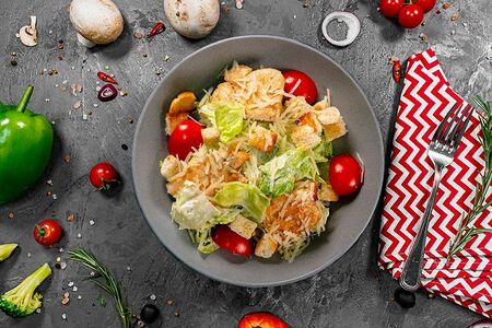 Салат Цезарь с курицей