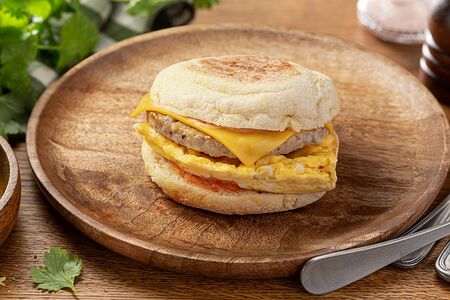 Сытная булочка с свиной котлетой и омлетом