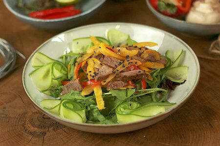 Микс салат с говядиной