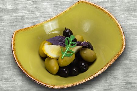 Греческие оливки и маслины
