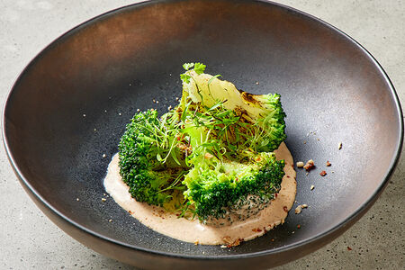 Брокколи, ореховый соус, острые черные бобы